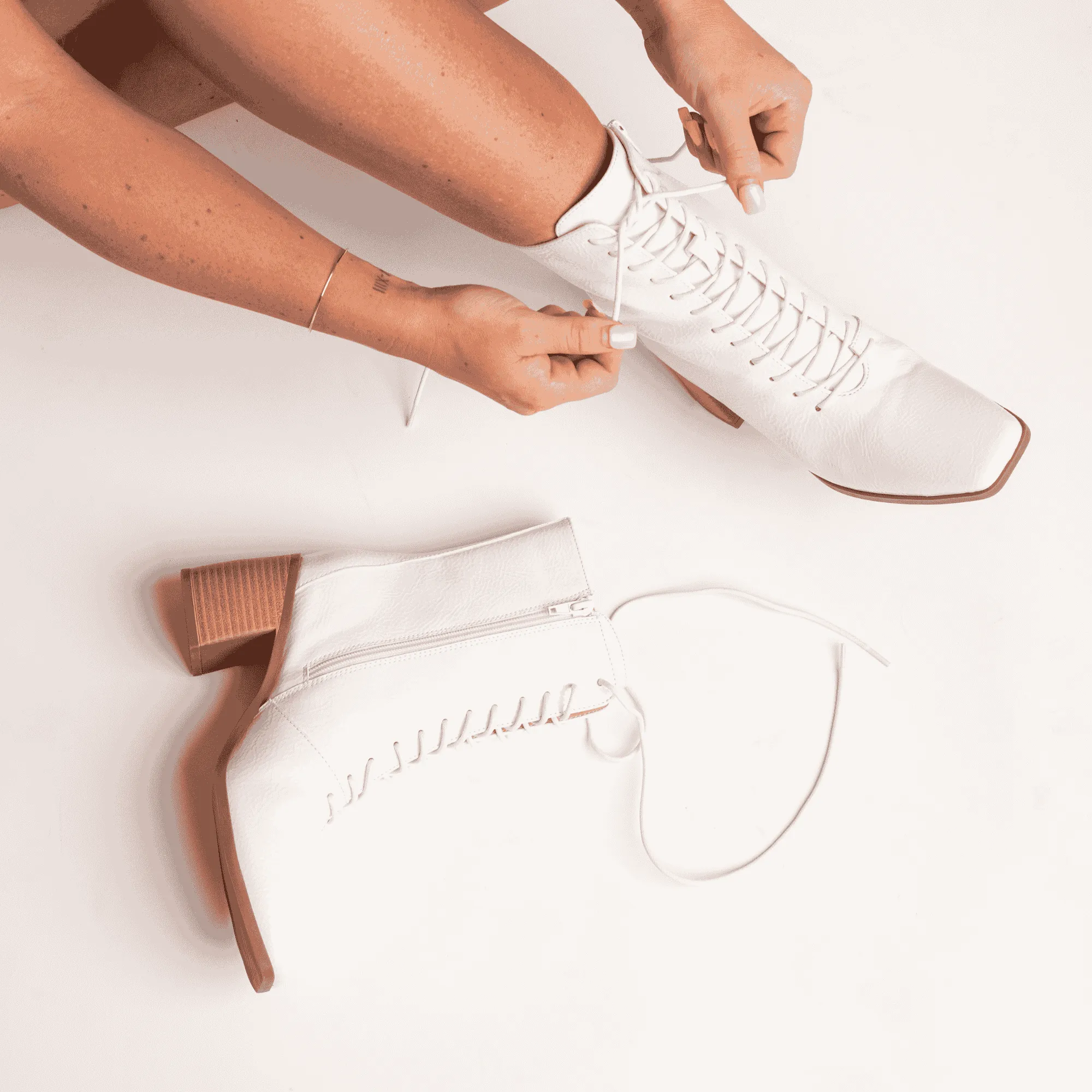 COVVA LACE-UP BOOTIES IN PATENT Poster Grl Combat Boots