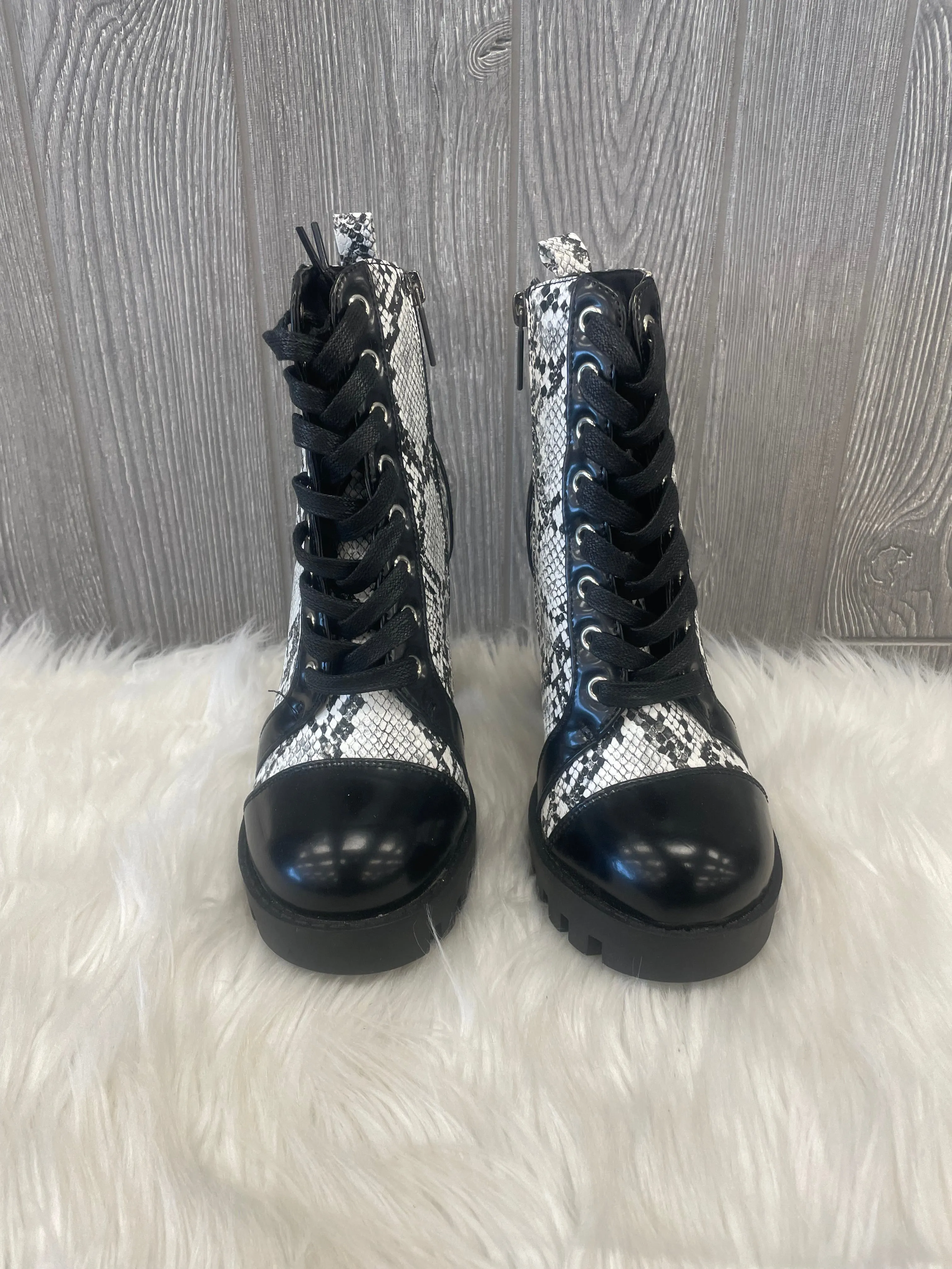 Boots Combat By Clothes Mentor  Size: 6 Hipster Combat Boots