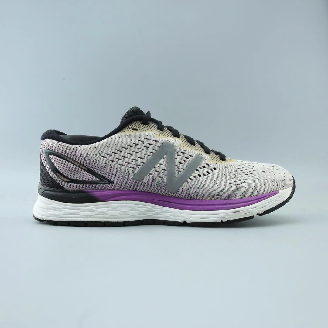 New Balance Versus Nike NEW BALANCE 880V9