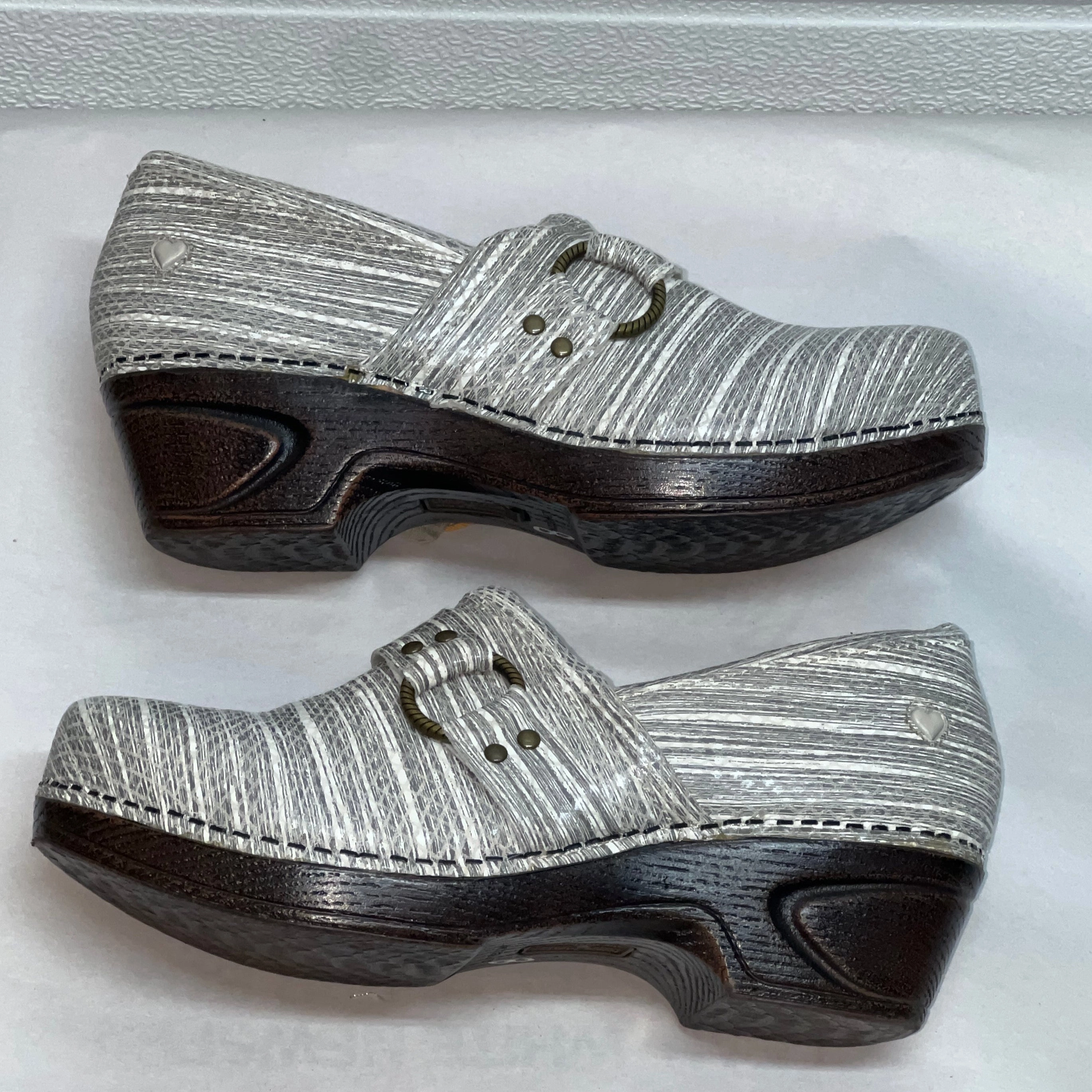 Around Me Womens Nurse Mates Dakota Pillow-top Comfort  Clog 8M Grey Timber Leather